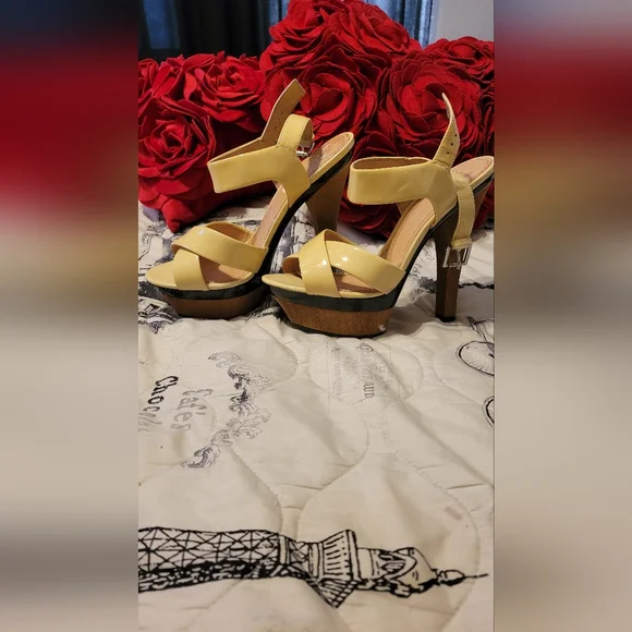 Beautiful Sandals - Picture 3 of 3